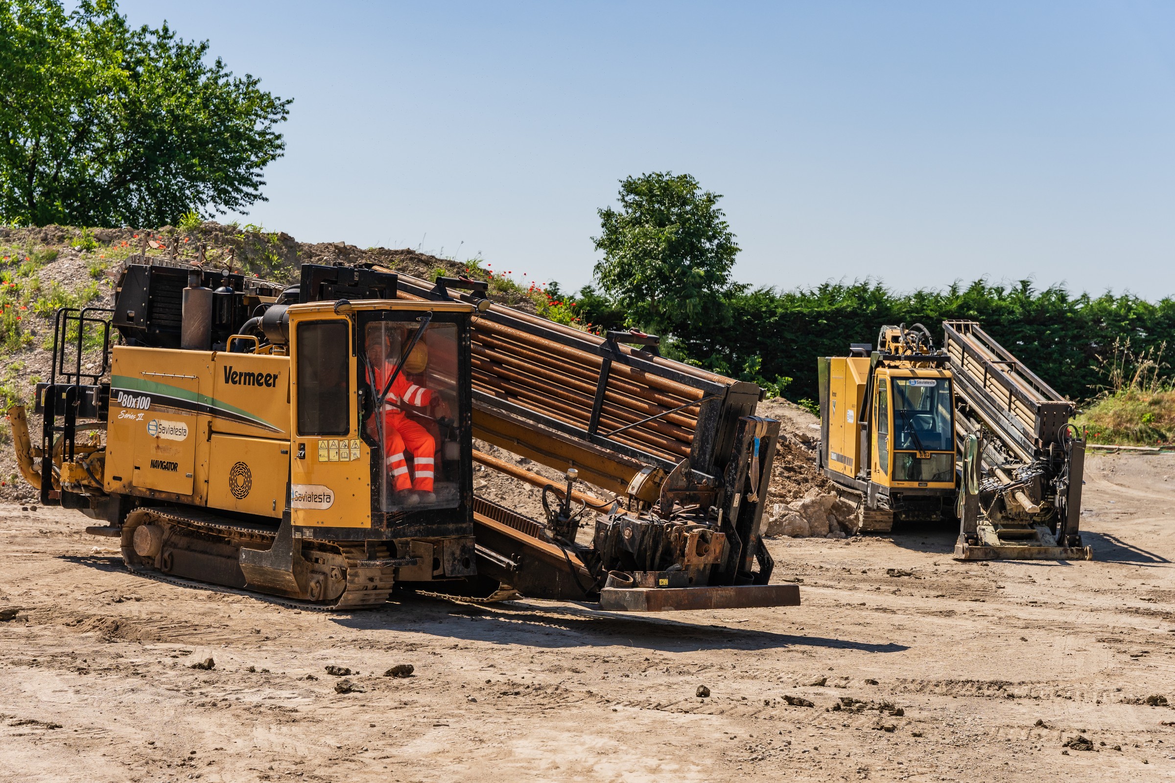 Tecnologia no dig con spingitubo in cantiere